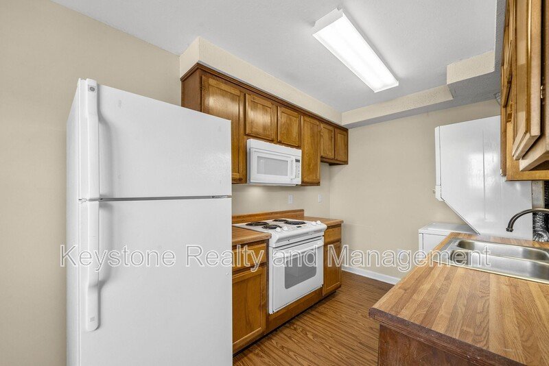 812 Pembroke Oak Grove Road Unit 16 property image