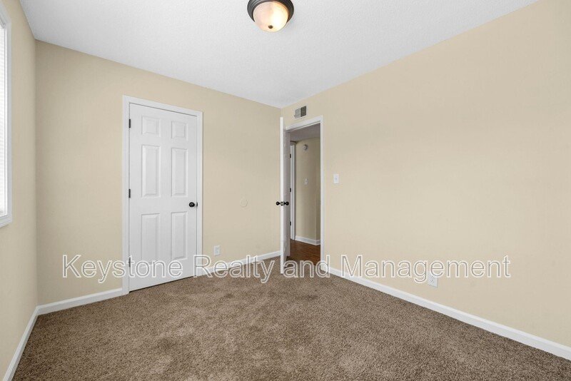 812 Pembroke Oak Grove Road Unit 16 property image