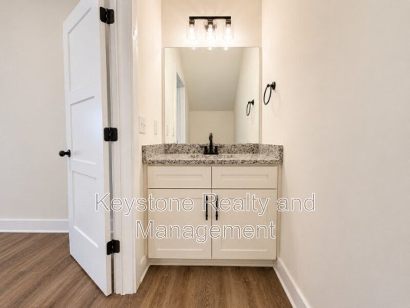 925 Ford Street Bedroom A property image